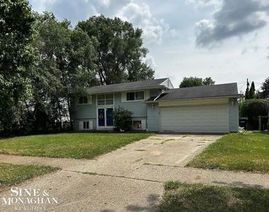 Property at 8476 Doncaster Dr, Sterling Heights, MI