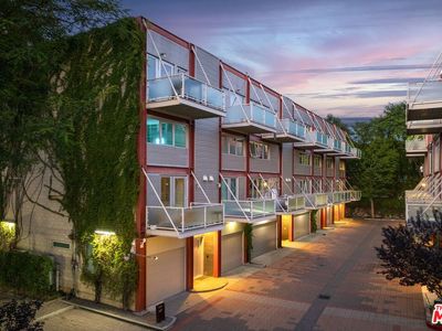 3450 Cahuenga Blvd W APT 902