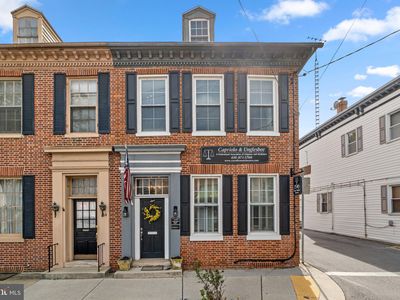 196 E Main St
