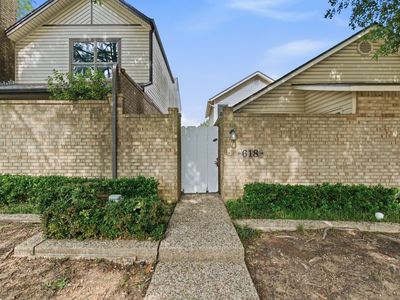 618 Castlewood Ln