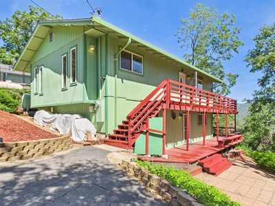 17060 Oaktree Ln