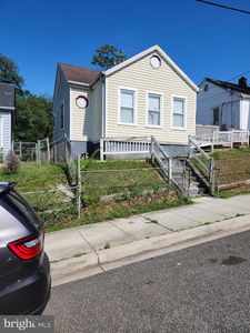 913 47th Pl NE