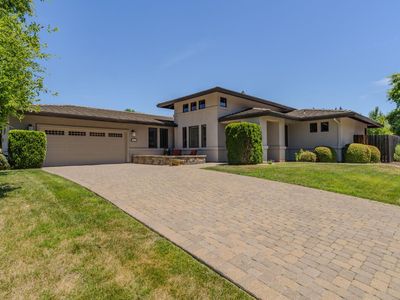 121 Nicolas Ct