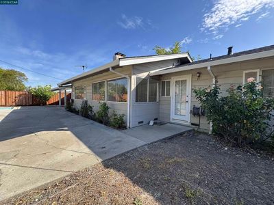 1142 Larch Ave