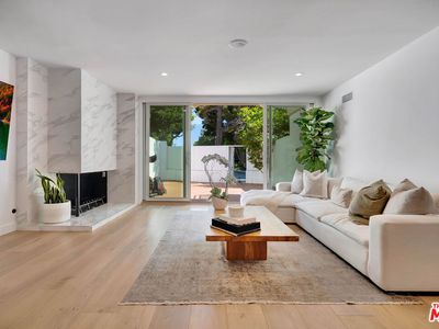 255 S Barrington Ave #D6