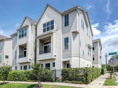802 Detering St