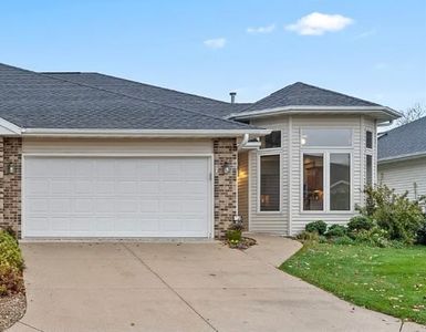 633 Tiffany Dr NE