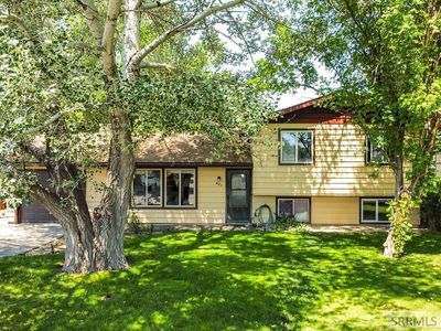 621 Lakeside Dr