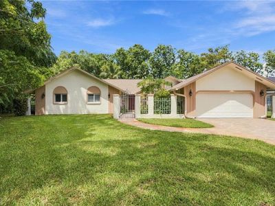3066 Round Table LN