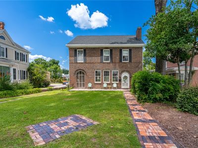105 Cambridge Ave E