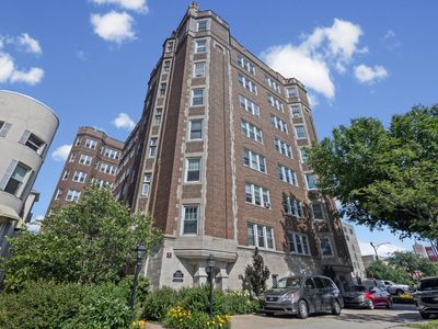 6334 N Sheridan Rd #1E