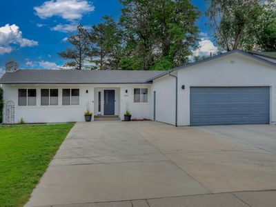 4901 Laura Dr