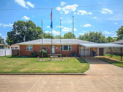 Property at 925 W Creek St, Lindsay, OK
