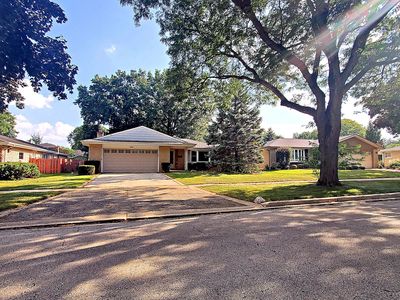 1221 W Lonnquist Blvd