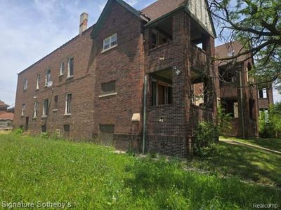 3760 W Chicago