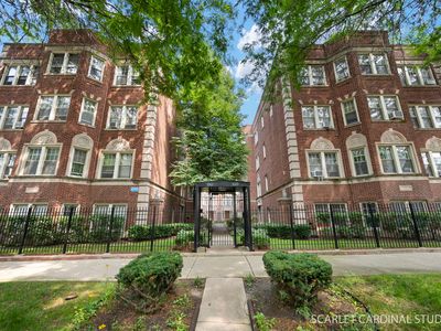 6137 N Hoyne Ave #2