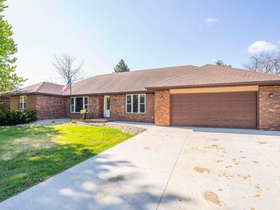Property at 1320 Kahler Ct, Sheldon, IA