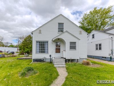 851 Hollywood St NE