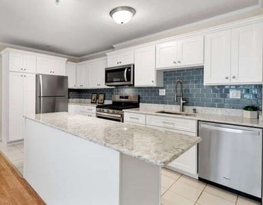 2 Hawthorne Pl APT 6M