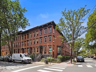 24 W Hamilton Pl