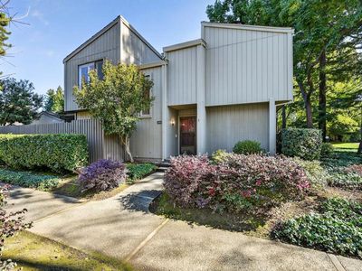 1055 Commons Dr