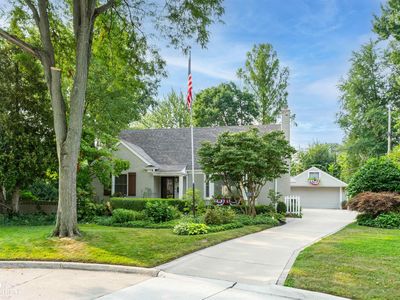 Property at 1575 Ford Ct, Grosse Pointe Woods, MI