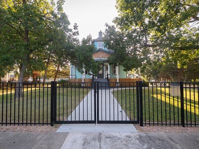 302 N Commercial St