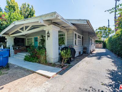 1130 N Beachwood Dr