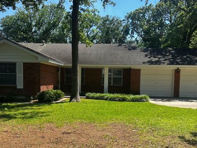 2202 Foxcroft Cir