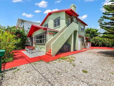 569 SW 5th St