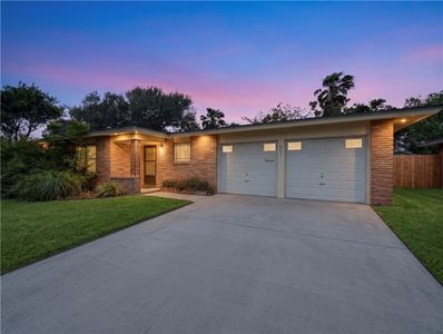 4221 Dolphin Pl