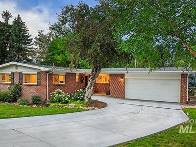 1204 W Highland View Dr