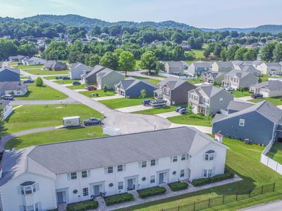 102 Village Trce APT 13