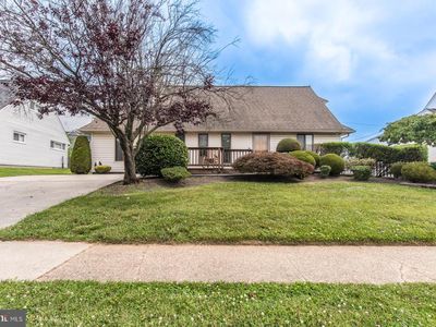 Property at 23 Begonia Ln, Levittown, PA