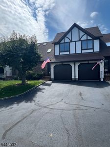 32 Adler Ct