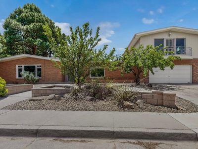 713 Montclaire Dr NE