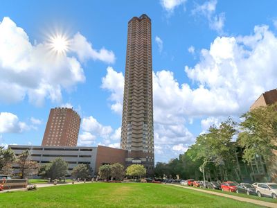 3660 N Lake Shore Dr APT 2401