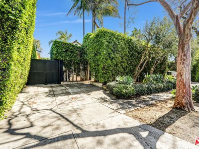 934 N Sweetzer Ave