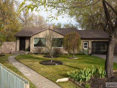 1095 Vine Ave