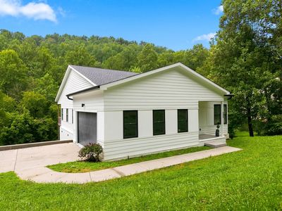 Property at 605 Harbor Dr, Lancaster, TN