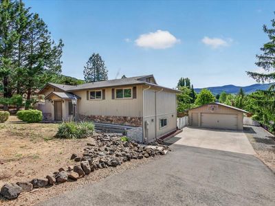 1568 Angelcrest Dr