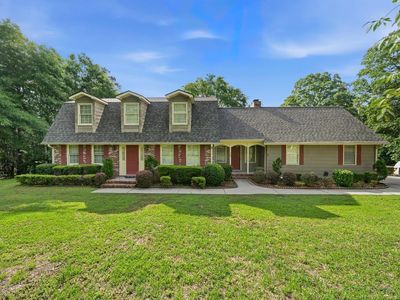 123 Pinecrest Dr NE