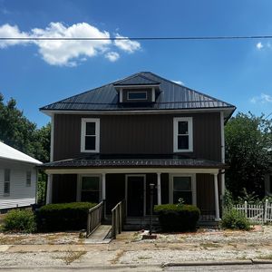 2121 College St