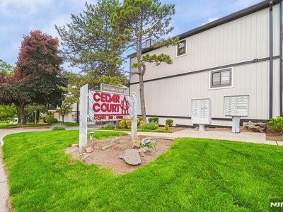 1437 John St