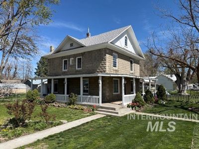 902 E Main St