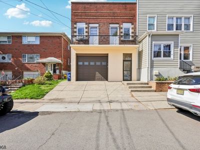 390 Delano Pl