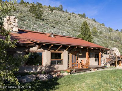 3011 Canyon Crest Dr