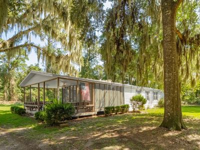 1042 Live Oak Ln NE