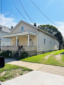 935 W 4th St