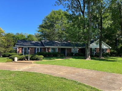 303 Colonial Cir